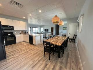 Oceanfront Balcony with Pool & BBQ - Regency Tower - 4