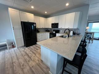Oceanfront Balcony with Pool & BBQ - Regency Tower - 3