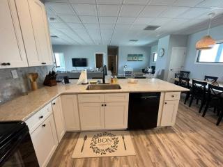 Oceanfront Balcony with Pool & BBQ - Regency Tower - 9