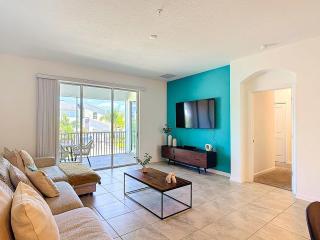 Homey Lakeview with themed Room and 2 Clubhouses - 9