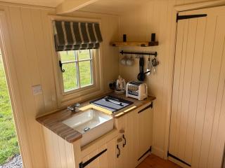 Cosy Shepherd Hut - - 7