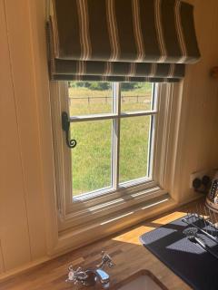 Cosy Shepherd Hut - - 5