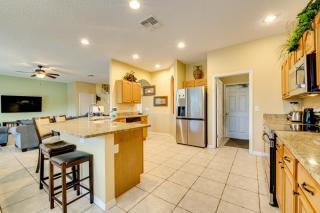 Spacious Kissimmee Family Home with Game Room and Pool - Kissimmee - 2