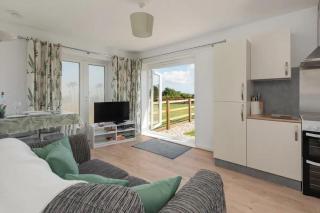 Farmhouse Apartment with Paddock & Orchard Views - - 9