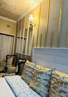 The Loraine Luxury Suites - 7