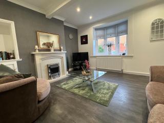 Captivating 3 bedroom home with conservatory - Hamilton - 8