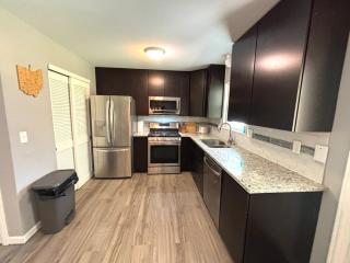 Private Home - Entire House - Ranch - Hot Tub - Pets Welcome - 2 King Beds - Kids Welcome - Fenced Yard - Free Wifi - Quiet Neighborhood - 7