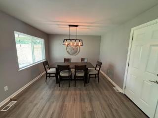 Private Home - Entire House - Ranch - Hot Tub - Pets Welcome - 2 King Beds - Kids Welcome - Fenced Yard - Free Wifi - Quiet Neighborhood - 3