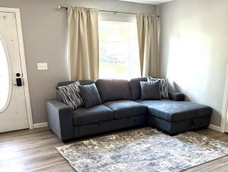 Private Home - Entire House - Ranch - Hot Tub - Pets Welcome - 2 King Beds - Kids Welcome - Fenced Yard - Free Wifi - Quiet Neighborhood - 1