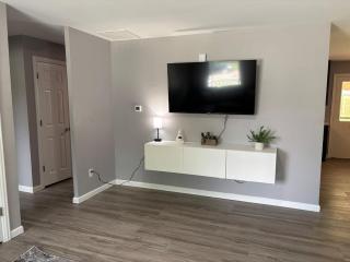 Private Home - Entire House - Ranch - Hot Tub - Pets Welcome - 2 King Beds - Kids Welcome - Fenced Yard - Free Wifi - Quiet Neighborhood - 2