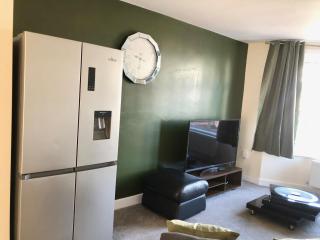 4 Bedroom House Near Hospital And Motorway - 5