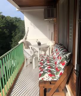 Espaçoso Flat com Varanda no Cavalinho Branco - 0