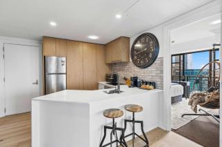 Skyline Views CBD 2BR w Pool & Gym Zodiak Stays - 5
