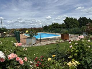 Gîte avec piscine et roseraie près de Vichy - FR-1-489-545 - Louchy-Montfand - 2