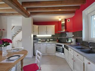 Maison de charme avec grand jardin, 4 chambres, 3 salles de bain, garage, WiFi, cheminée et terrasse - FR-1-497-115 - 8