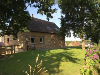 Maison de charme avec grand jardin, 4 chambres, 3 salles de bain, garage, WiFi, cheminée et terrasse - FR-1-497-115 - Saint-Denis-de-Villenette - 1