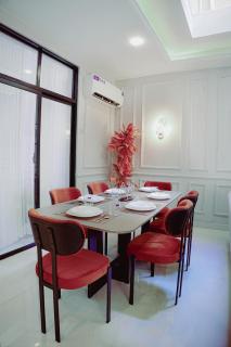 Boutique Spanish Villa - In Prime City Spot - 8