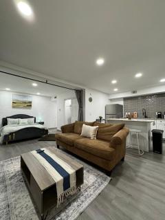 DT Dallas l GOLDEN 1BD ABODE l 5 Min from Love Field - Dallas - 0