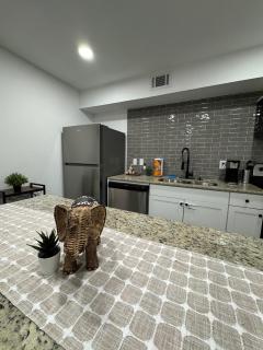 DT Dallas l GOLDEN 1BD ABODE l 5 Min from Love Field - Dallas - 2
