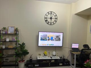 Affordable, Cozy and Spacious 1 BR Staycation Near MOA, Airport, Manila Bay, PICC and CPP Pet-Friendly with Pool, Fast WiFi, Netflix - Manila - 2