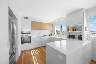 Stylish 4-Bed Townhouse with Panoramic Ocean Views - Brisbane - 4