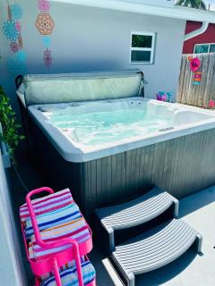 Colorful Heated Pool Home for 10 with Hot Tub, Pizza Oven & More - Fort Lauderdale - 3