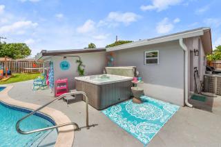 Colorful Heated Pool Home for 10 with Hot Tub, Pizza Oven & More - Fort Lauderdale - 9