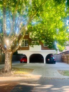 Cosy One Bedroom Apt Next to Park! - 4