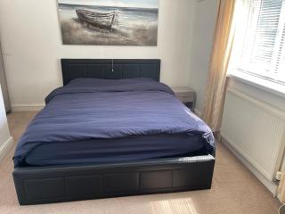 Lodge Park - 2 minutes walk to Stoke Hospital - 7