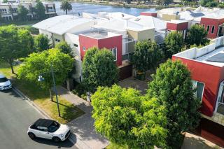 StayAU Pakenham Townhouse with Lakeview - 5