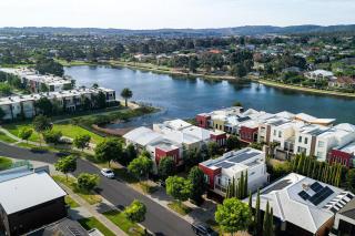 StayAU Pakenham Townhouse with Lakeview - Pakenham - 6