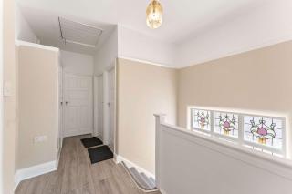 Stylish 5 Bed Home in Forest Hill Perfect for Business & Contractors Sleeps 16 - 1