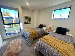 Luxury corner 2BR Townhouse with parking - 2