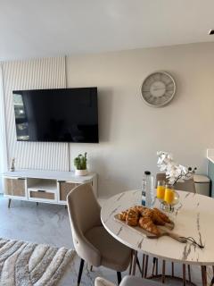 Elegant 1 Bed with free parking - 1