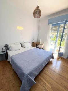 Stylish & Central Apartment with Balcony - 1