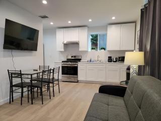 Newly built 2 bedroom home by Beverlywood great area WiFi TV Free Parking 5 min to Rodeo Drive - 9
