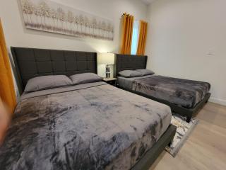 Newly built 2 bedroom home by Beverlywood great area WiFi TV Free Parking 5 min to Rodeo Drive - 7