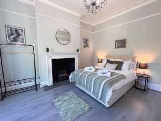 Cozy 5 BR House in Harrogate - Kitchen, Parking - Harrogate - 8