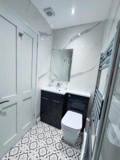 Cozy 5 BR House in Harrogate - Kitchen, Parking - Harrogate - 6
