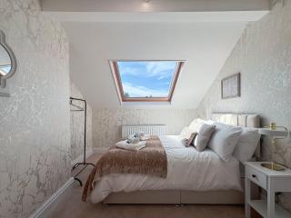 Cozy 5 BR House in Harrogate - Kitchen, Parking - Harrogate - 5