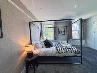 Cozy 5 BR House in Harrogate - Kitchen, Parking - Harrogate - 3