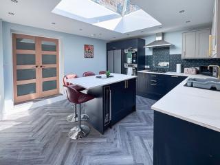 Cozy 5 BR House in Harrogate - Kitchen, Parking - Harrogate - 1