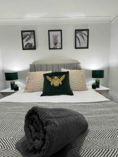 Cosy Town Centre Flat with Parking - Long Stays Accepted - Strood - 5