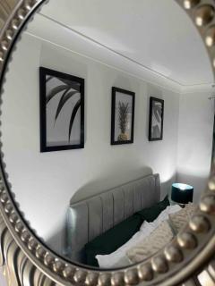 Cosy Town Centre Flat with Parking - Long Stays Accepted - Strood - 1