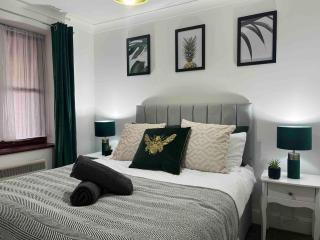 Cosy Town Centre Flat with Parking - Long Stays Accepted - Strood - 4