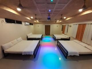 Royal Cottage & Party Hall - 9