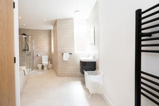 Stanway Apartments- Free Parking & Close To Tram Stop - 5