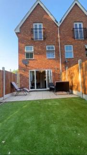 Town Centre spacious 4 bed town house - 7