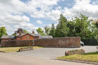 The Hurst Coach House - 4