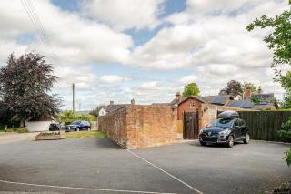 The Hurst Coach House - 7